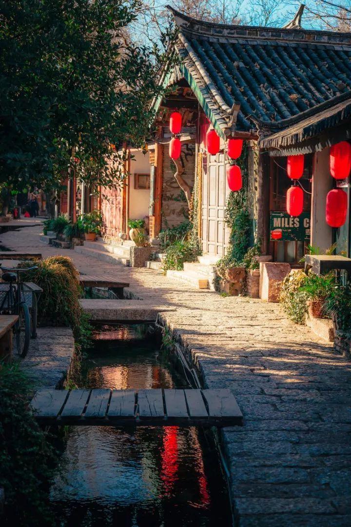 女生在洛阳应天门摆摊卖文创 临到跟前却“反悔”了